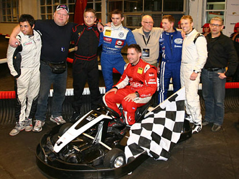 Trætte, udmattede - og super glade..!<BR>Fra venstre: Sebastian, Ken, Casper, Kennie, Knudsen, Kim, Martin, Kurt og Christoffer i raceren.